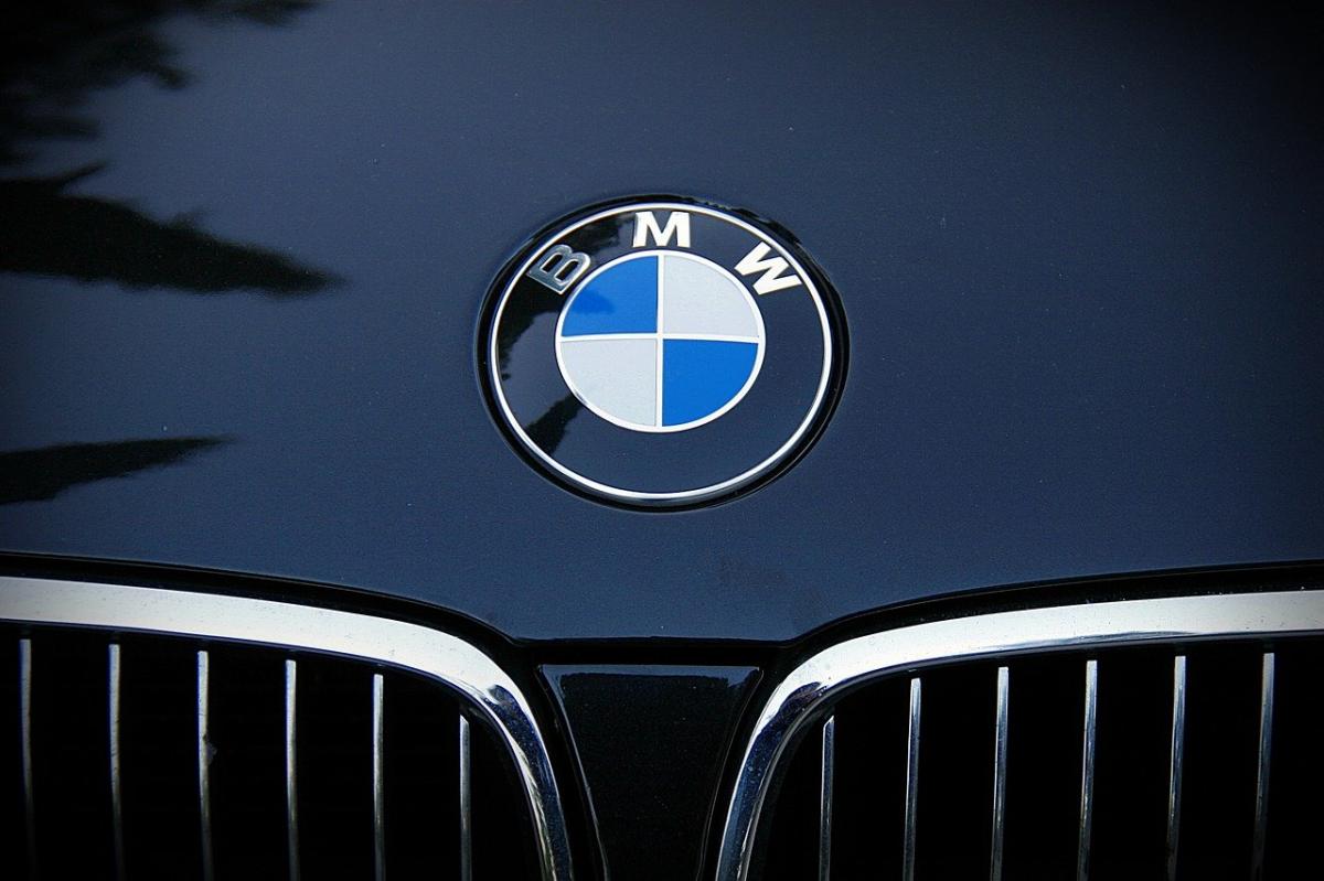 BMW nie ma kierunkowskazów, a Alfa jeździ na lawecie: stereotypy o używanych autach