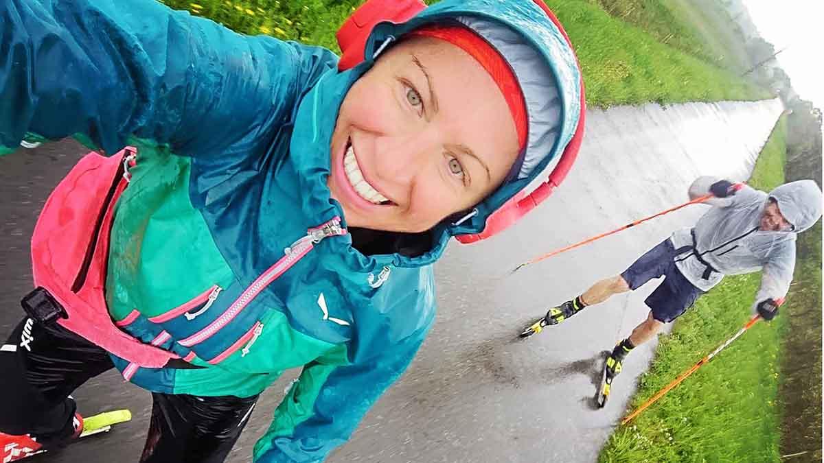 Ciąża nie przeszkadza Justynie Kowalczyk w aktywności fizycznej - nartorolkowy trening na ścieżce w Czarnym Dunajcu