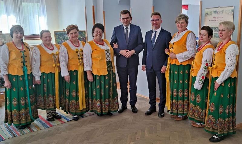 Wojewoda z wizytą w Ochotnicy Dolnej - między walką z żywiołami a szerokimi planami na przyszłość