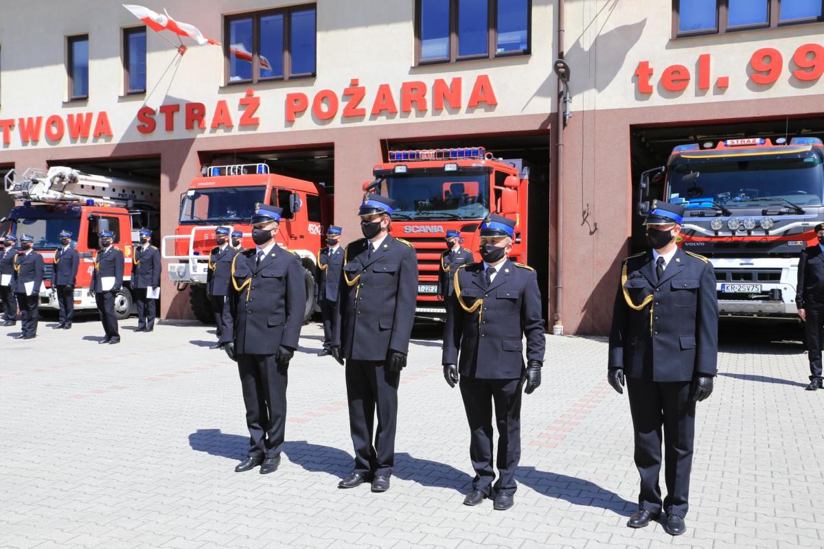 Odznaczenia i awanse dla zasłużonych strażaków