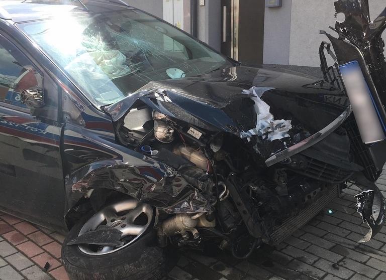 Taksówką w zaparkowane samochody (zdjęcia)