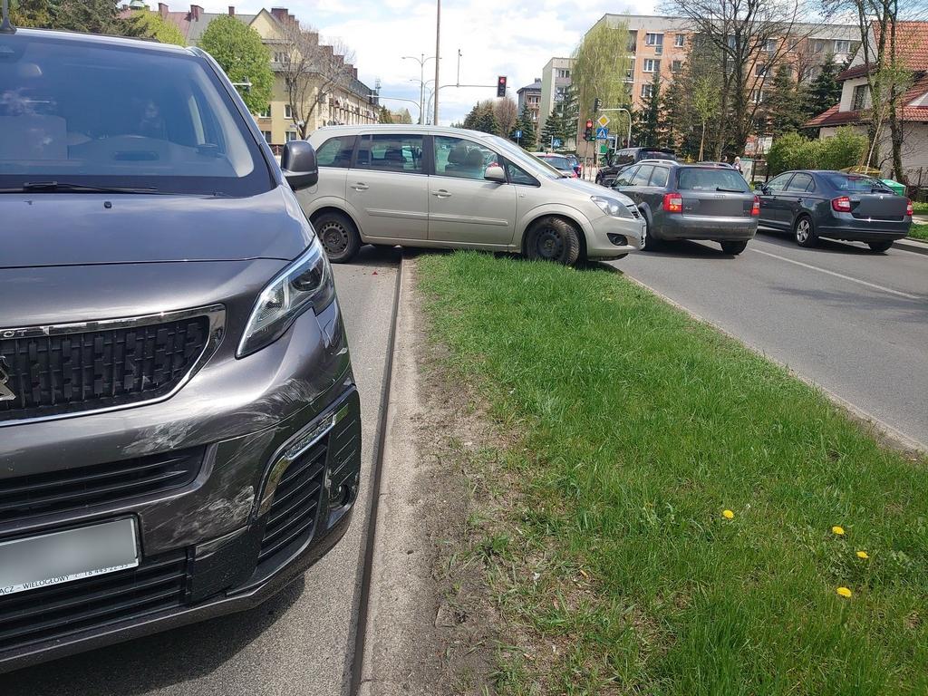 Zderzenie samochodów na al. Tysiąclecia (zdjęcia)