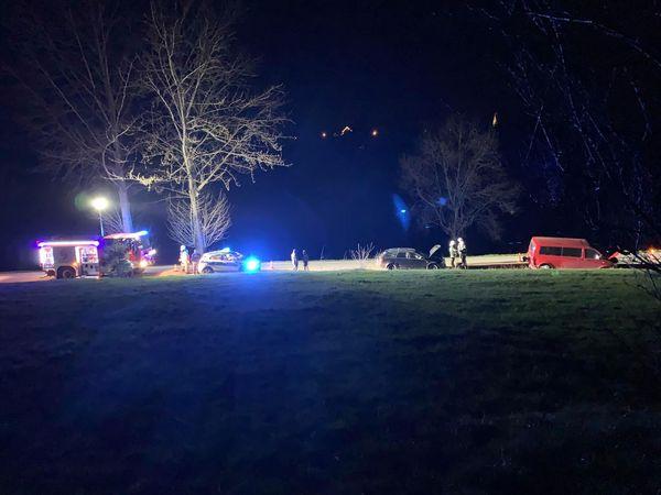 Nocne zderzenie busa z osobówką (zdjęcia)
