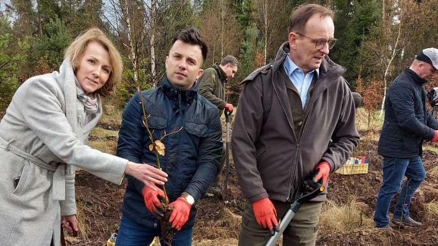„Łączą nas Drzewa” - zasadzili las z ministrem Edwardem Siarką (zdjęcia)