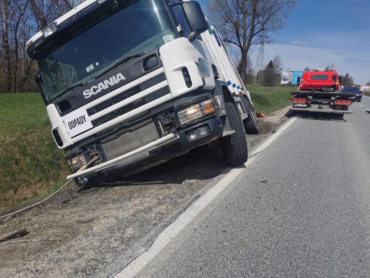 Śmieciarka osunęła się z drogi (zdjęcia)