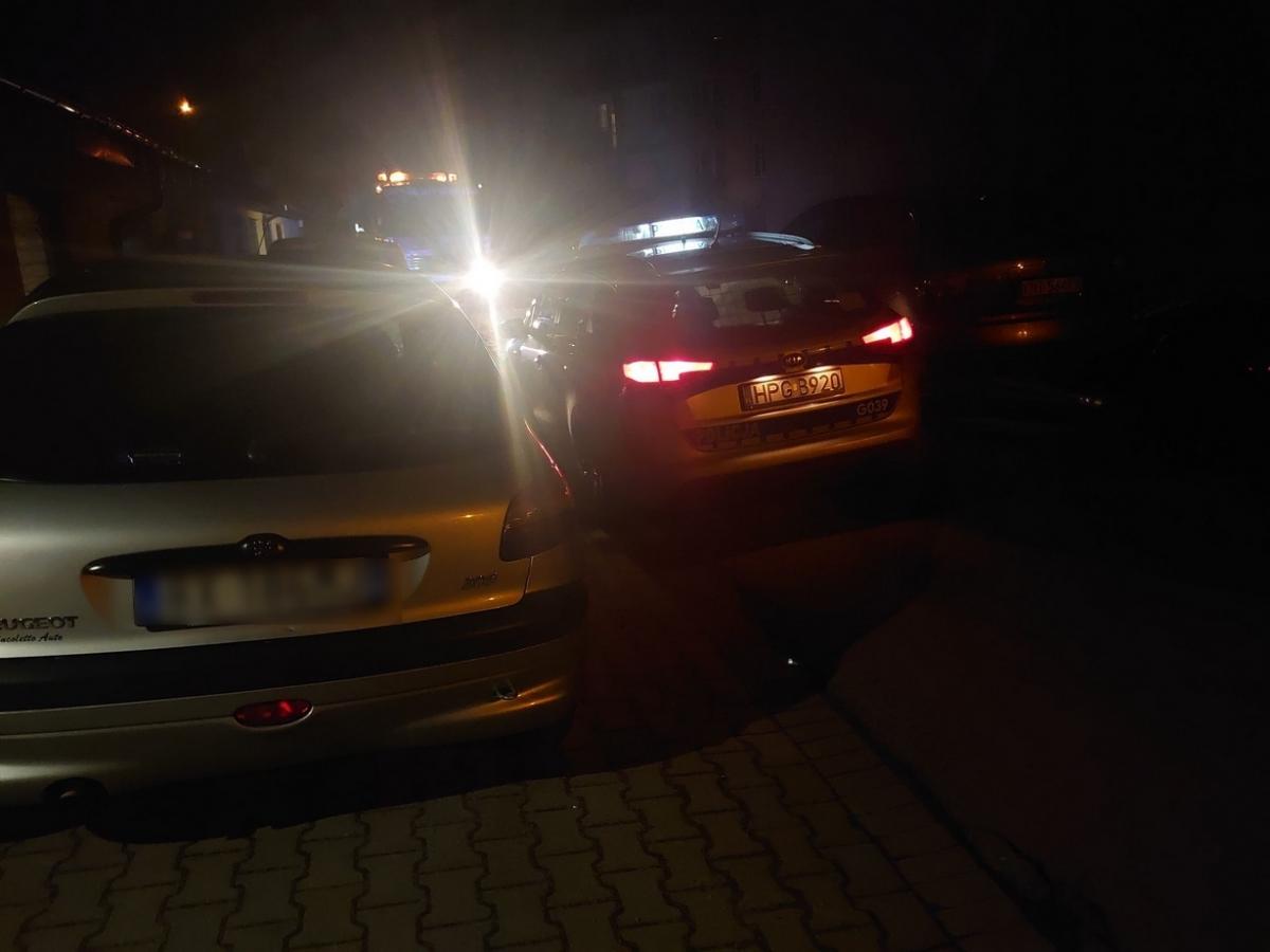 Interwencja policji na osiedlowym parkingu (zdjęcia)