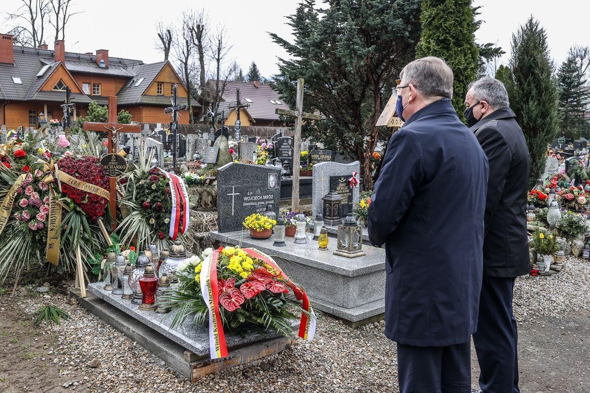 Marszałek złożył kwiaty na grobie starosty