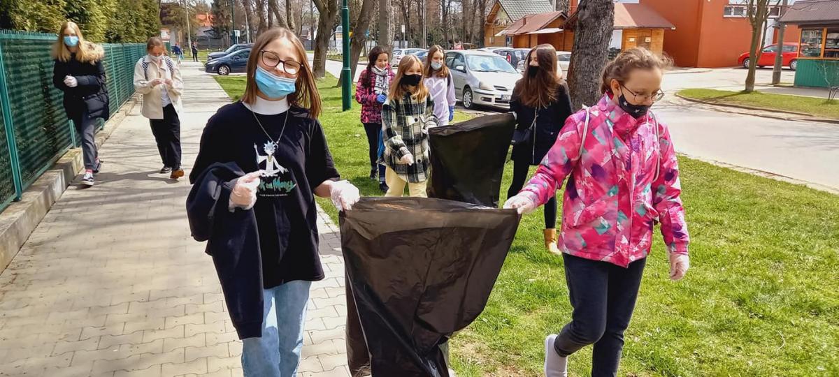 Uczniowie wkroczyli do akcji - posprzątali okolicę swojej szkoły