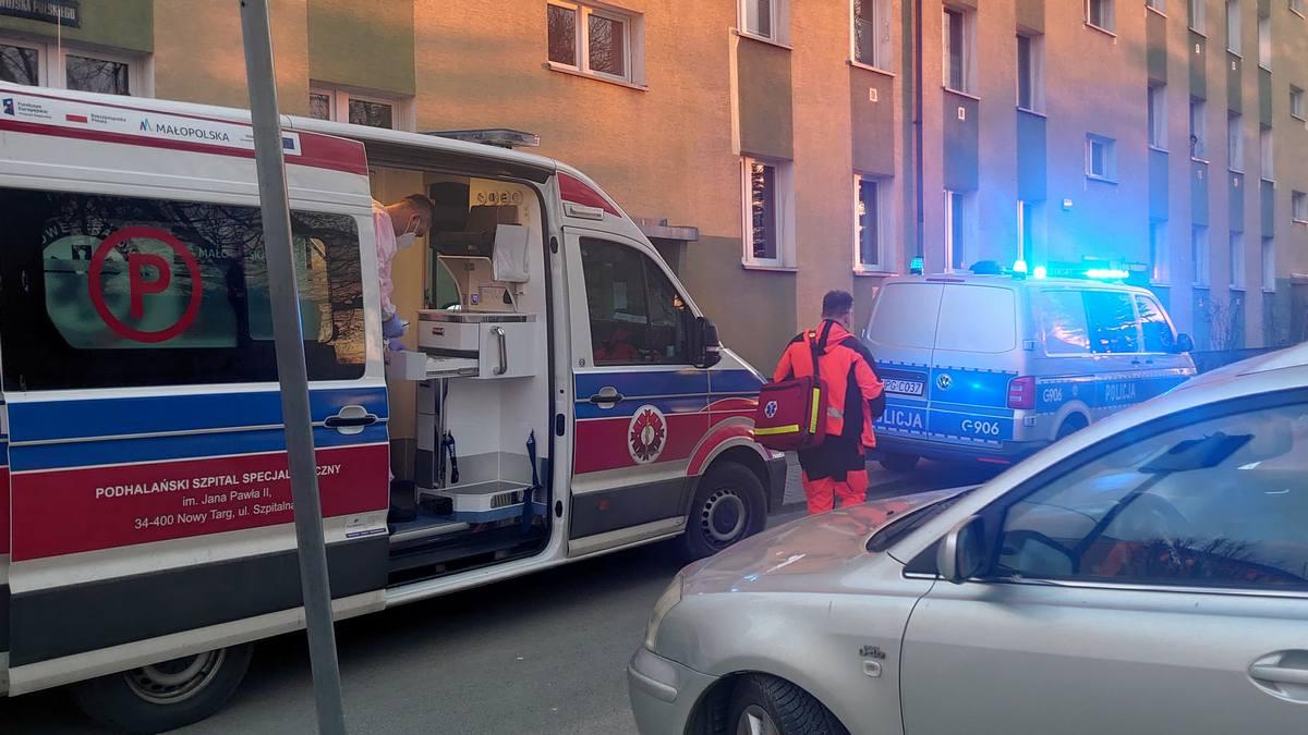Mężczyzna z ranami ciętymi zabrany do szpitala