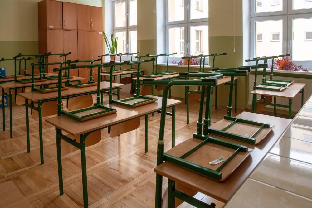 Dzieci wracają do szkół. Od dzisiaj nauka hybrydowa w 11 województwach