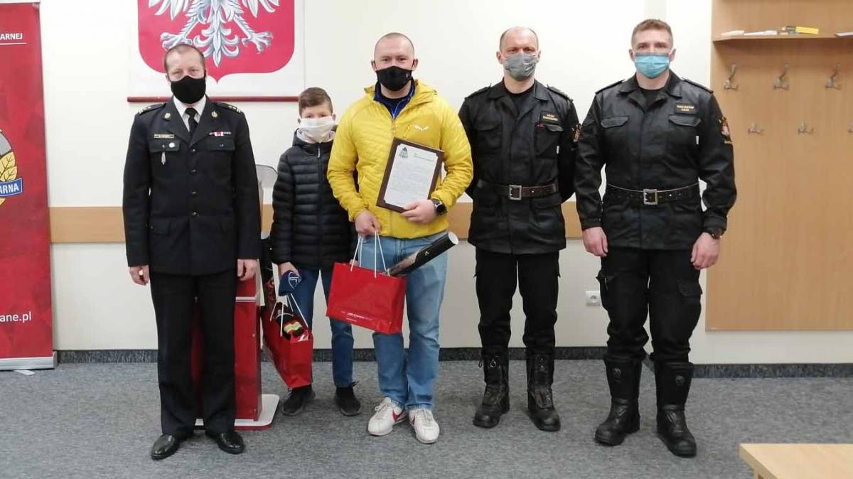 Strażackie podziękowania dla bohaterów za uratowanie kobiety z pożaru