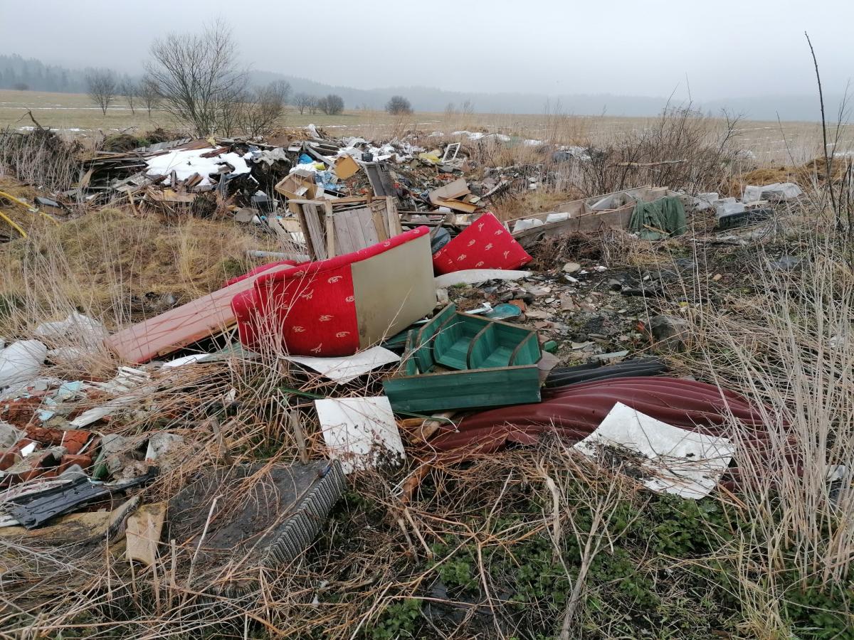Czy dzikim wysypiskiem między Zubrzycą Dolną a Podwilkiem zajmą się organy ścigania?