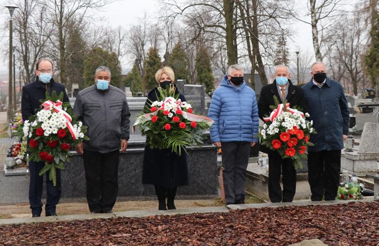 Samorządowcy w hołdzie ofiarom zbrodni katyńskiej (zdjęcia)