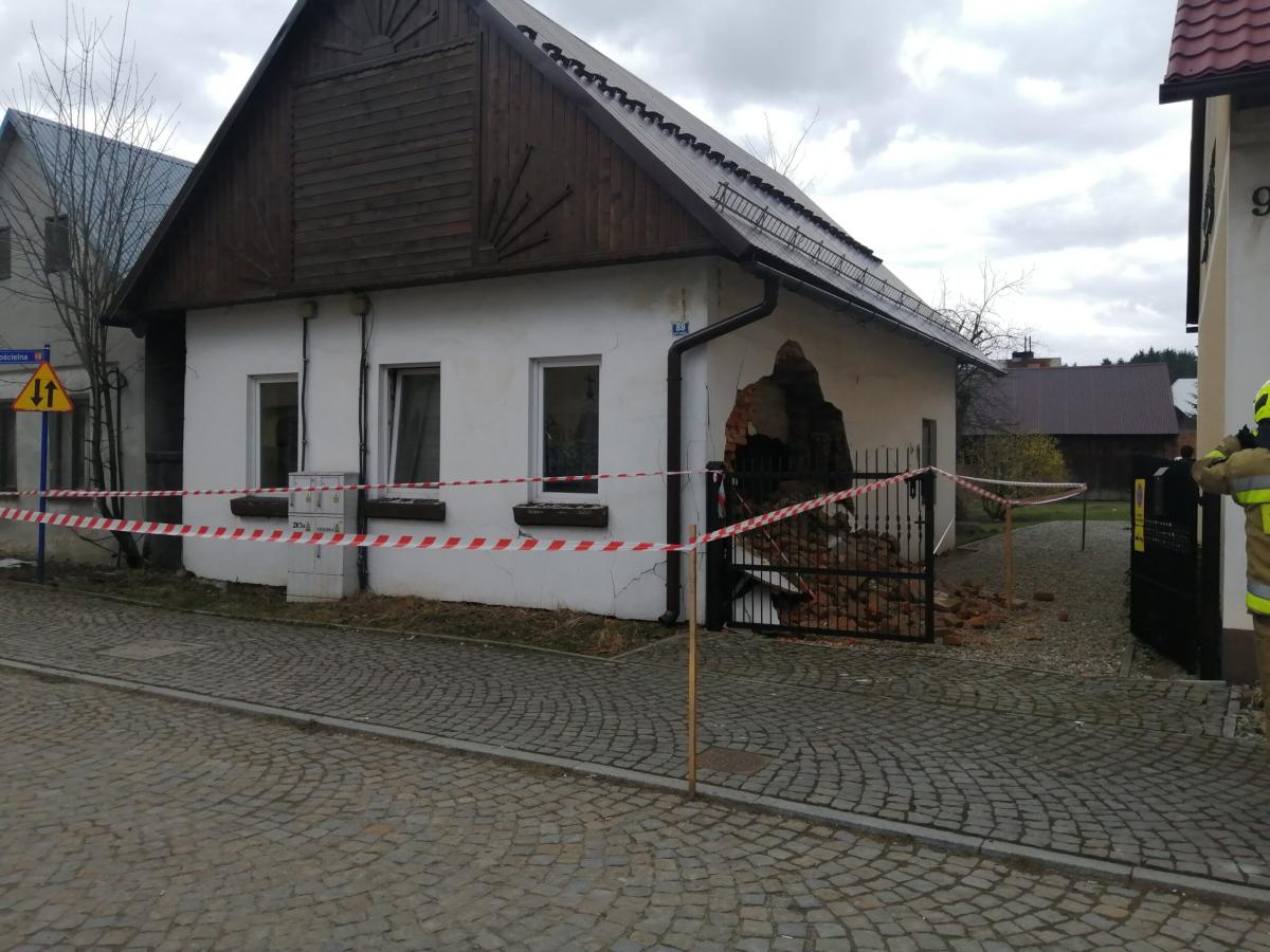Strażacy zabezpieczają budynek w Szaflarach (zdjęcia)