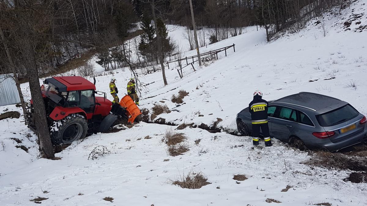 Mercedes wypadł z drogi - utknął też traktor, który miał go wyciągnąć (zdjęcia)