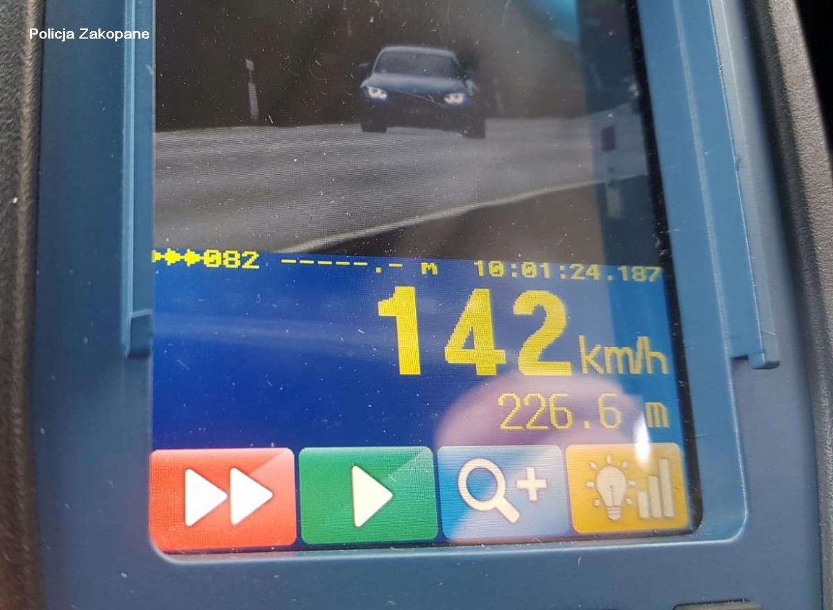 Policjanci zatrzymali czterem kierowcom prawo jazdy za przekroczenie dozwolonej prędkości o więcej niż 50 km/h