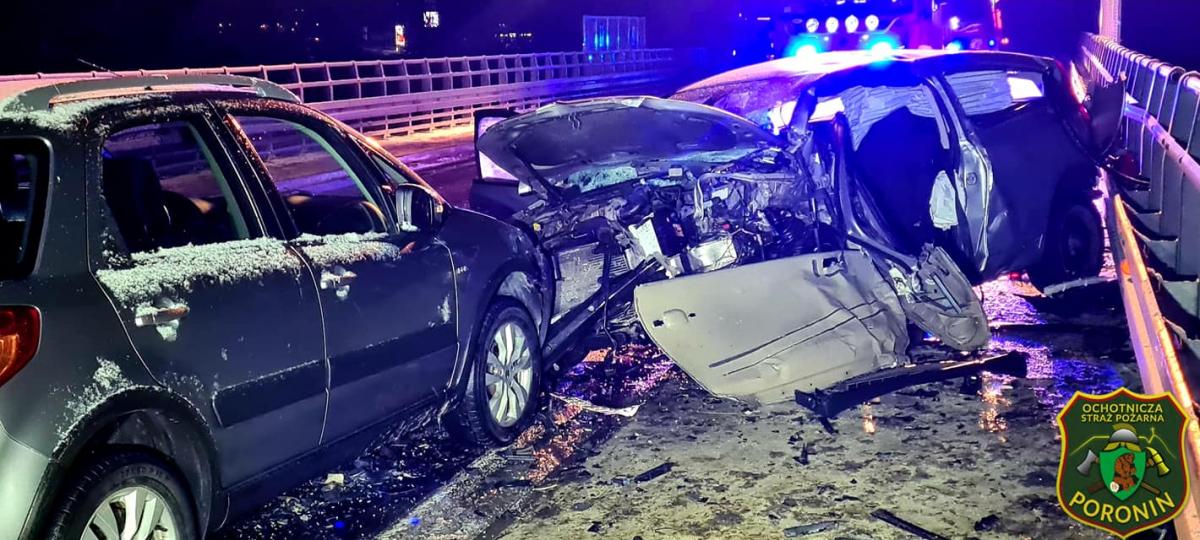 Nocny wypadek na zakopiance z udziałem 4 samochodów - są ranni (zdjęcia)