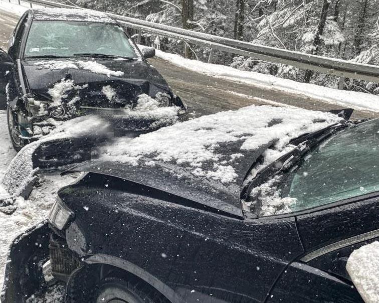 Znowu biało, ślisko i wypadkowo - dzwon na drodze do Morskiego Oka (zdjęcia)