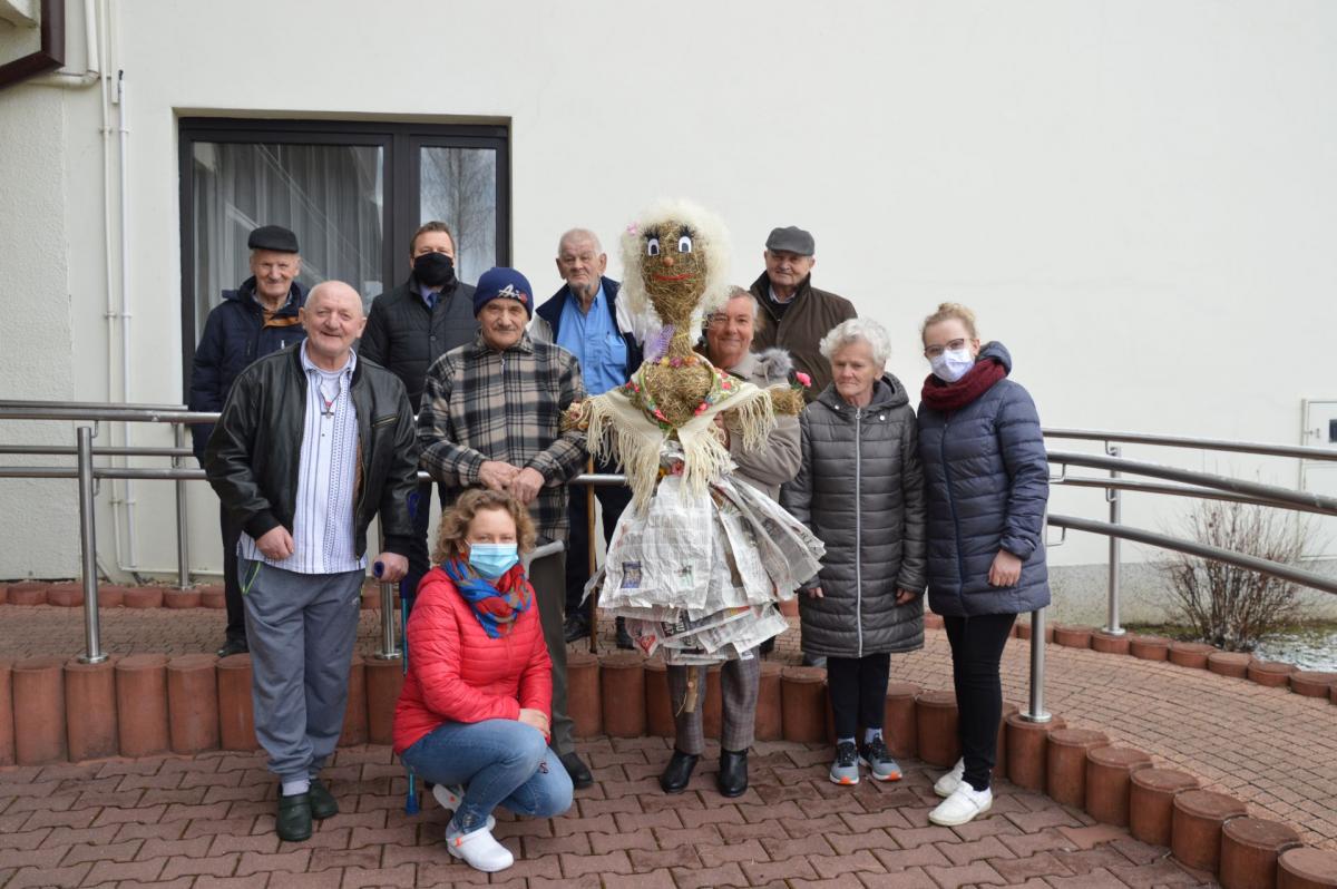 Paląc Marzannę, seniorzy powitali wiosnę (zdjęcia)