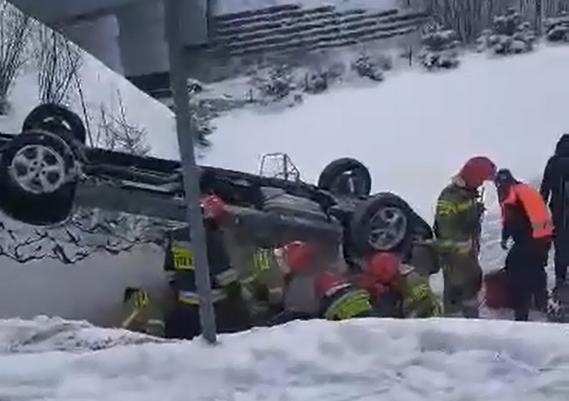 BUS wypadł z drogi i dachował (zdjecia)
