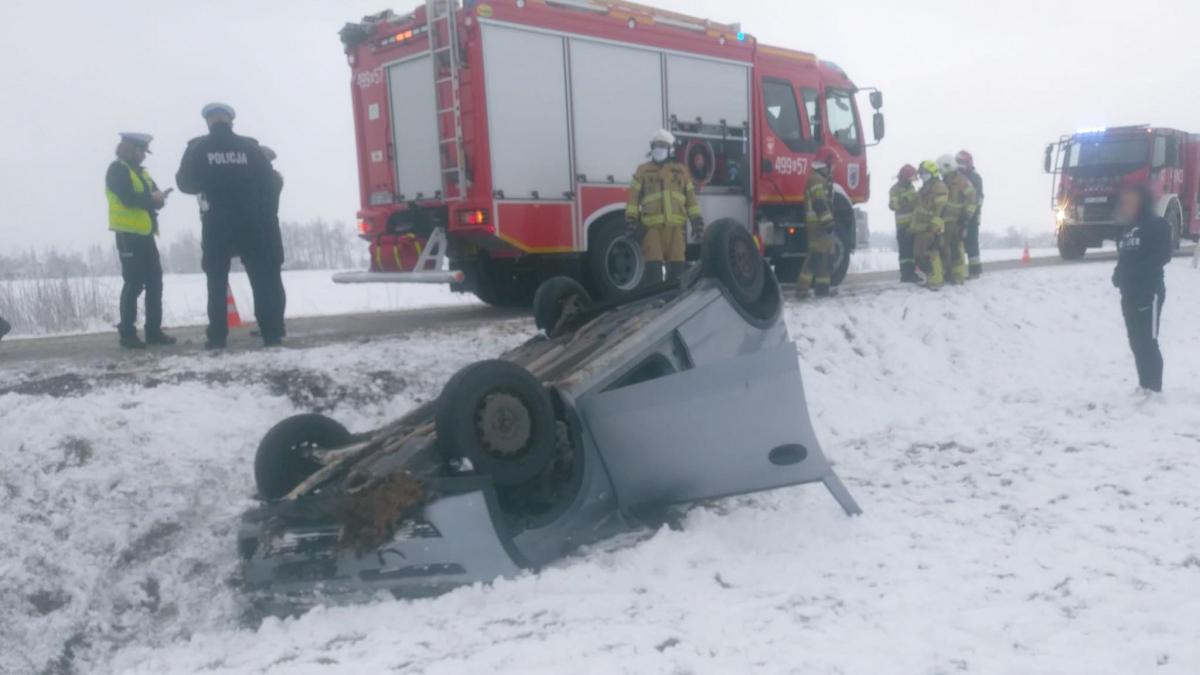 Pani wpadła w poślizg i dachowała swoim samochodem (zdjęcia)