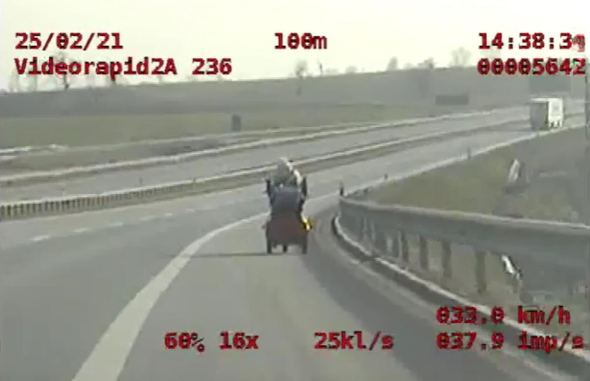 Z kraju: kobieta jechała drogą szybkiego ruchu elektrycznym wózkiem inwalidzkim (film)
