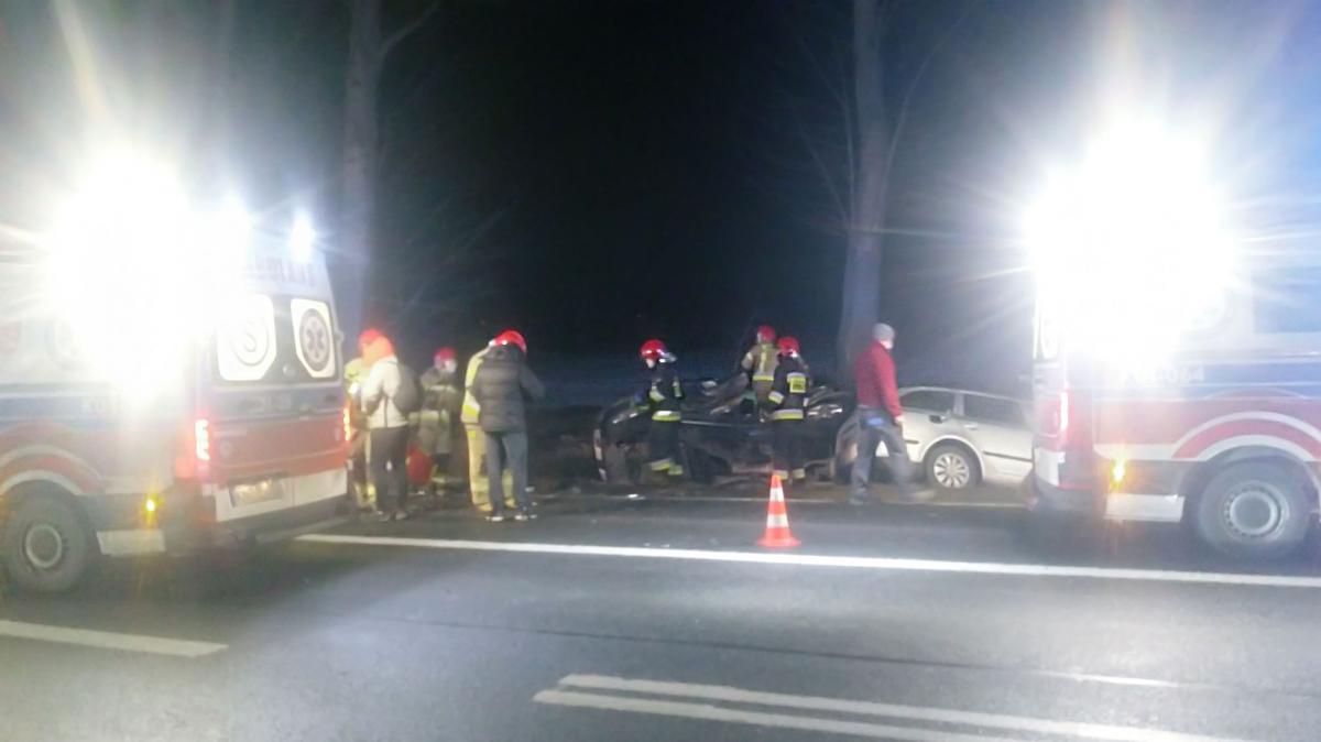 Zderzenie dwóch samochodów obok nowej stacji benzynowej