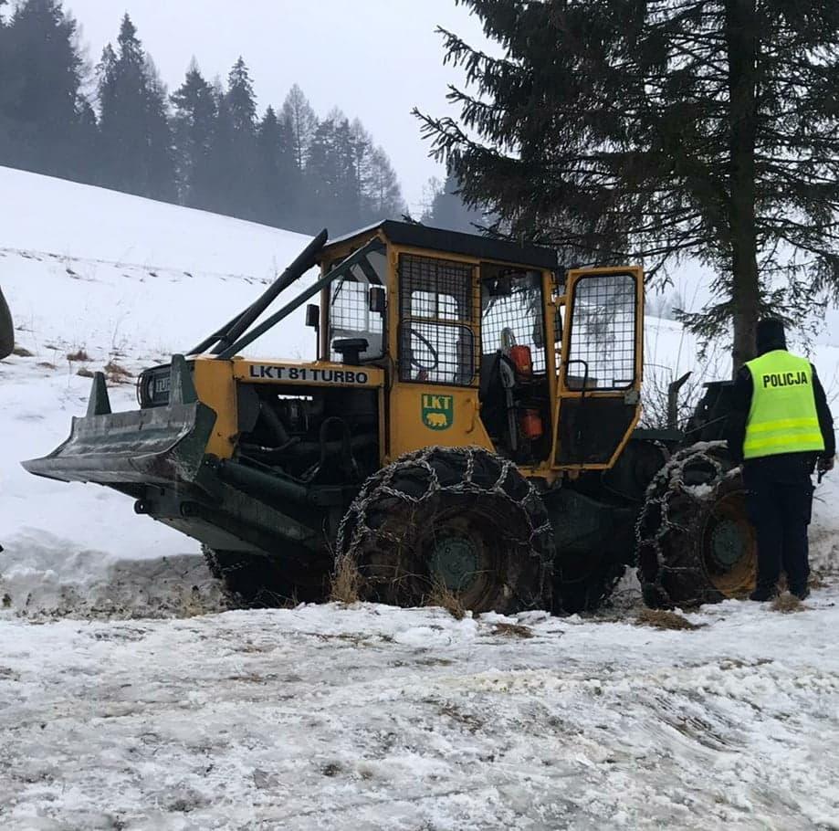 Policja podaje szczegóły wypadku podczas zwózki drzewa w Kacwinie (zdjęcia)