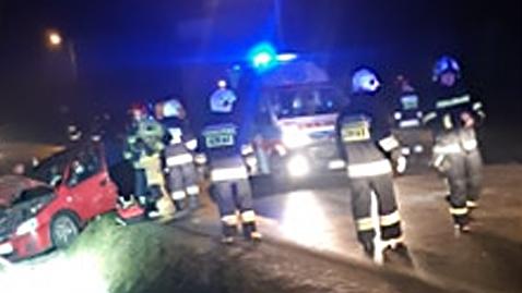 Zderzenie osobówki z dostawczym - ranna kobieta zabrana do szpitala (zdjęcia)