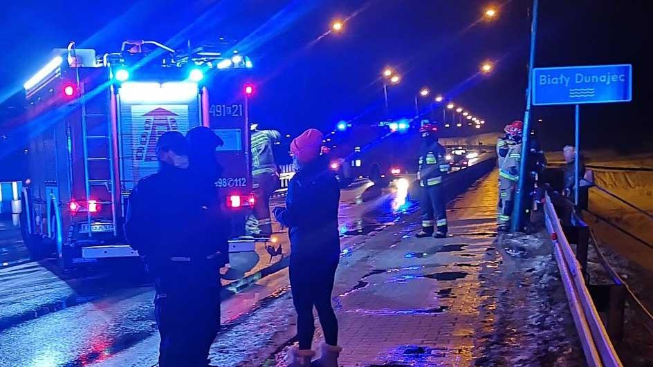 Chciał skoczyć z mostu, interweniowali strażacy (zdjęcia)