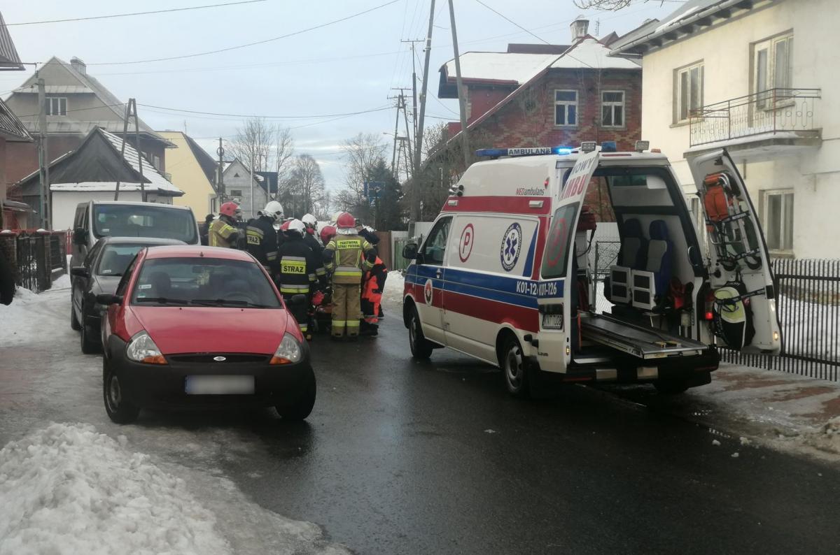 Zderzenie trzech samochodów - potrącona kobieta zabrana do szpitala (zdjęcia)