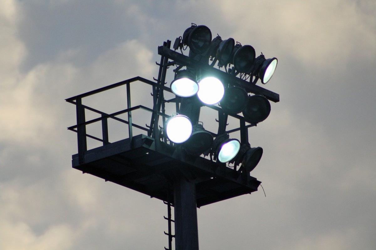 Lampy stadionowe LED – poznaj nowe technologie w oświetleniu aren sportowych