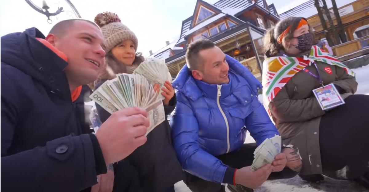 Youtuber Budda wrzuca do puszki WOŚP na Krupówkach rekordową kwotę