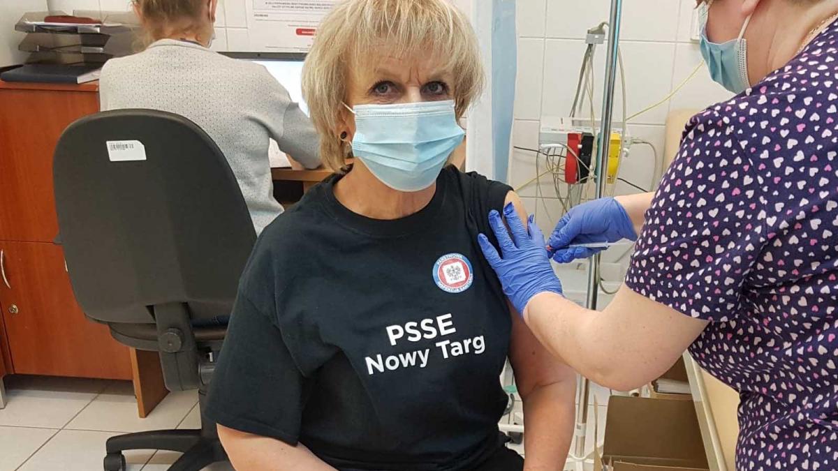 Pracownicy nowotarskiego sanepidu zaszczepieni (zdjęcia)
