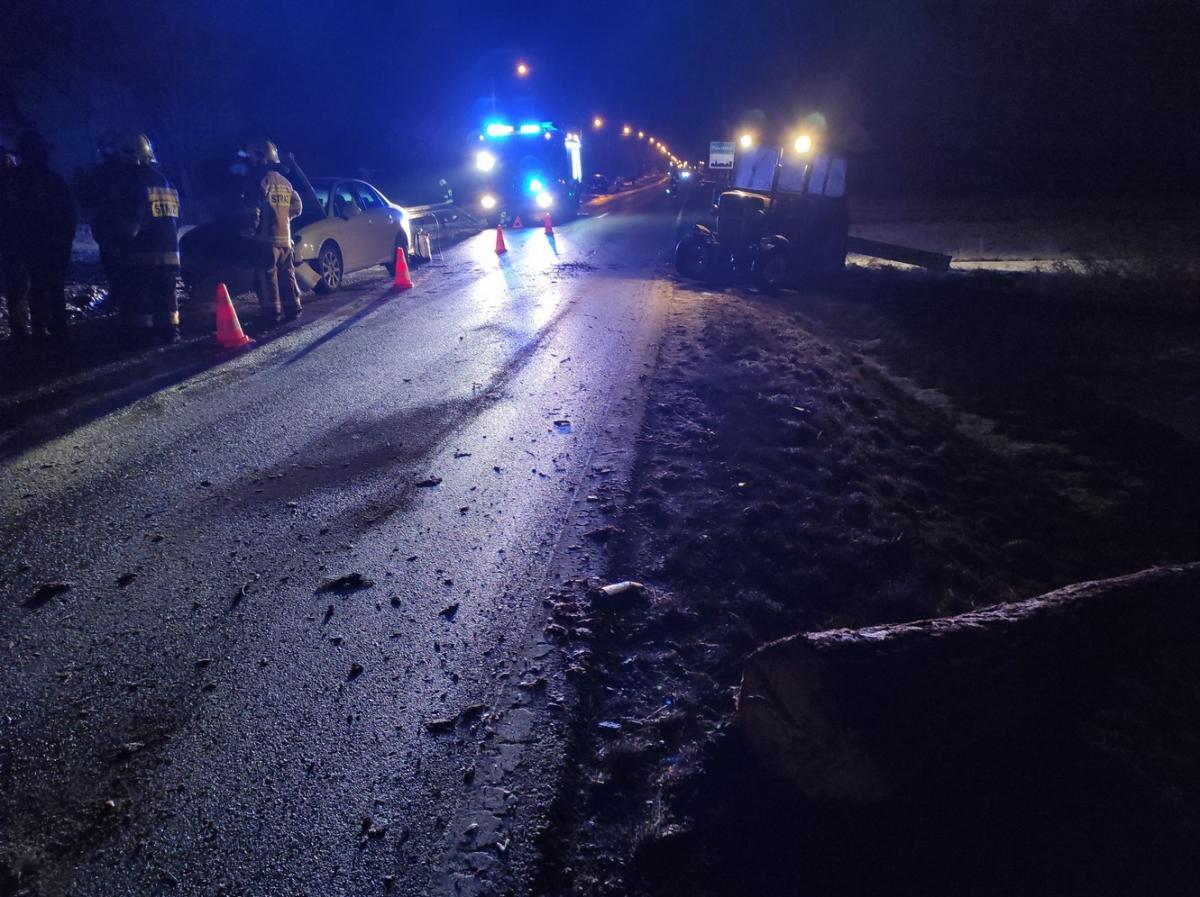 Groźne zdarzenie na granicy Jabłonki i Piekielnika z udziałem dwóch samochodów i traktora (zdjęcia)