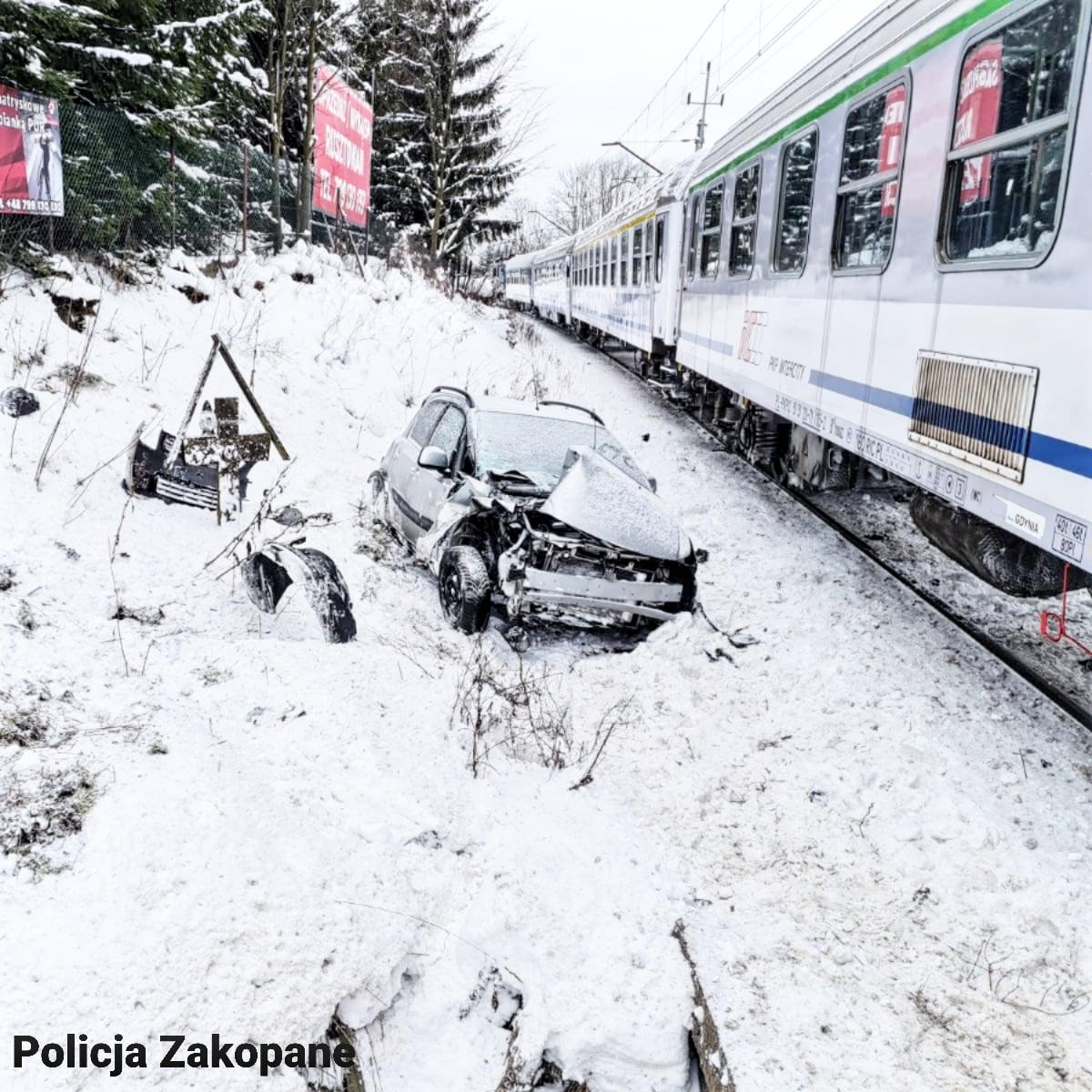 Policja podaje szczegóły dzisiejszego zderzenia samochodu z pociągiem (zdjęcia)
