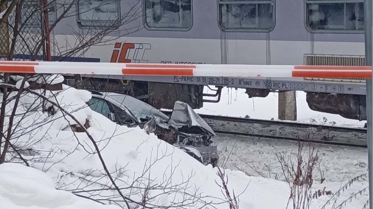 Samochód wjechał w pociąg na czarnym punkcie w Poroninie - poszkodowany kierowca (zdjęcia)