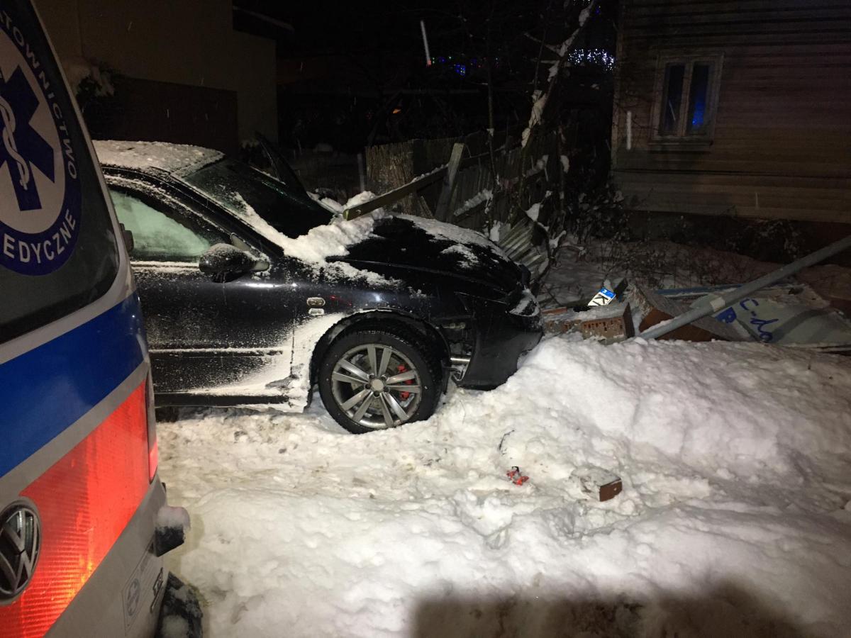 Czarny Dunajec. Po pijaku staranował ogrodzenie, znak i reklamę (zdjecia)