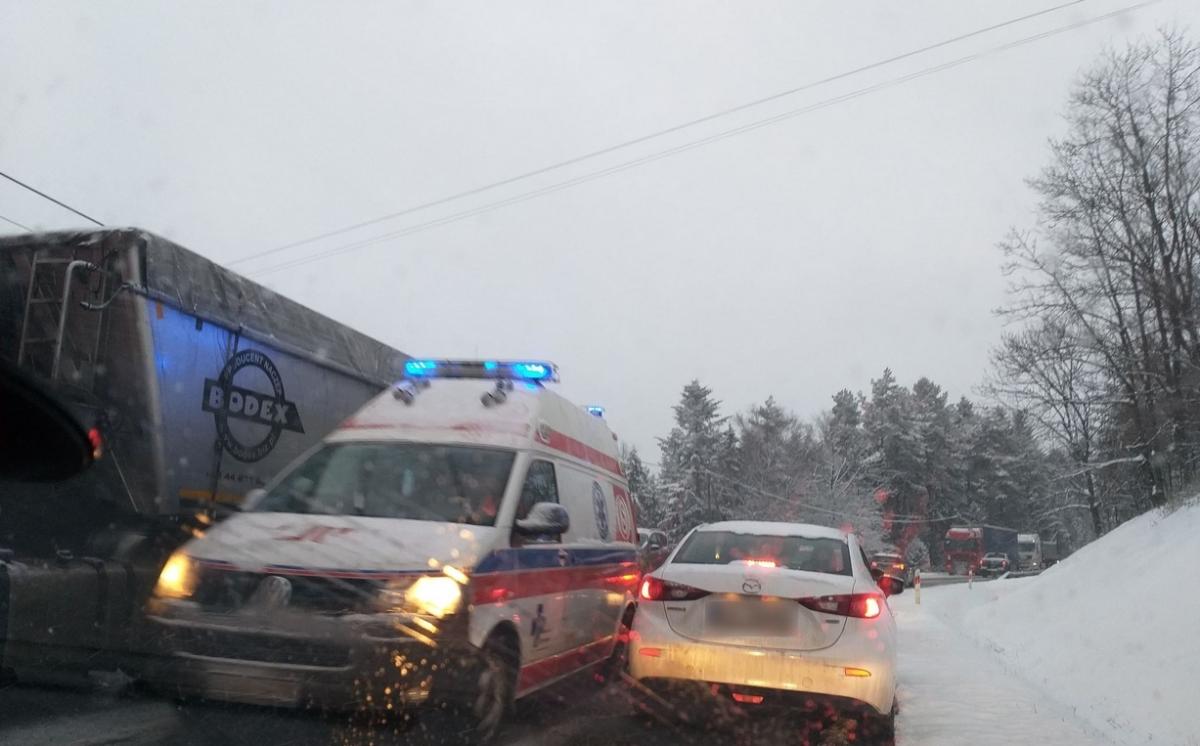 Zakopianka korkuje się - intensywne opady śniegu utrudniają ruch na drogach Podhala (zdjęcia)