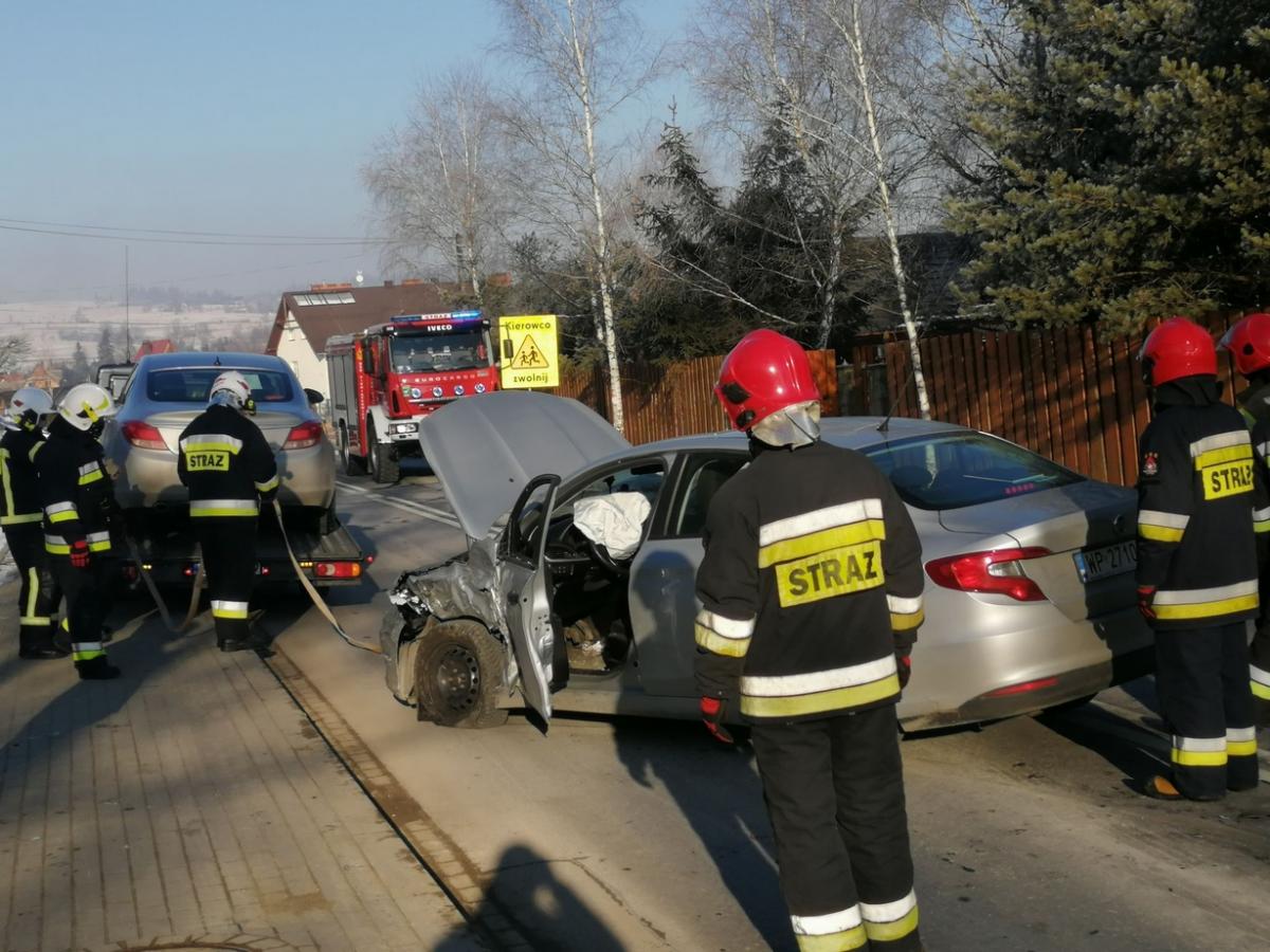 Zderzenie trzech samochodów w Pieniążkowicach (zdjęcia)