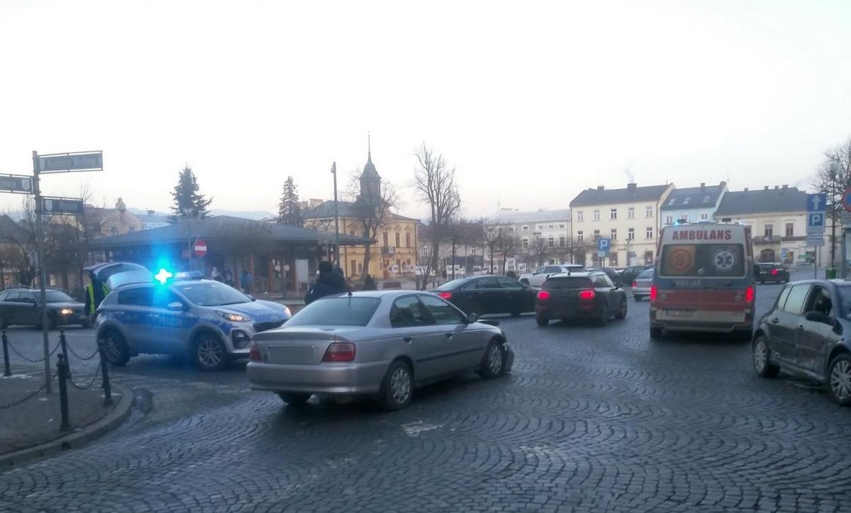 Zderzenie samochodów na Rynku w Nowym Targu