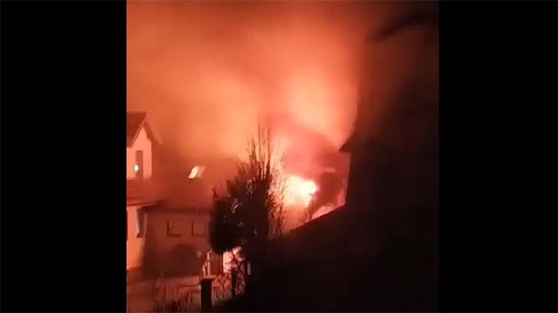 Zobacz nagranie groźnego pożaru w Maniowach - nieprzytomny mężczyzna zabrany do szpitala