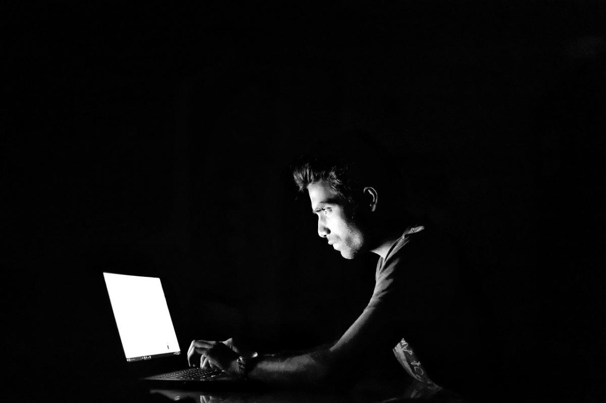 Oszuści internetowi ciągłe groźni