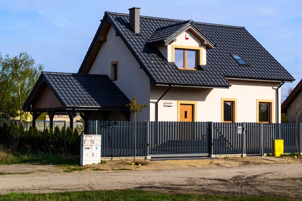 Czym jest płytka działka i jaki projekt domu się na nią zmieści? Minimalne odległości od granic