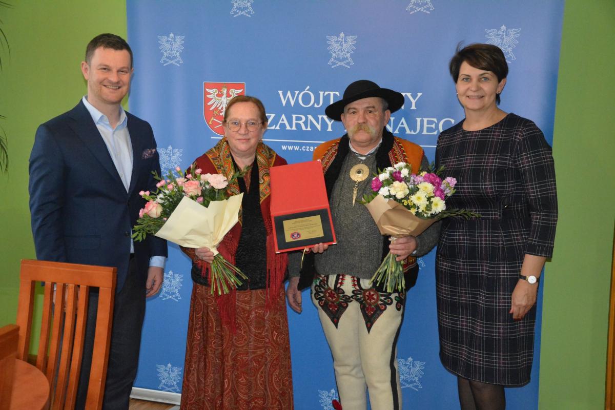 Czesława i Stanisław Sobczykowie z nagrodą za szczególne osiągnięcia i wieloletnią działalność na rzecz kultury regionalnej