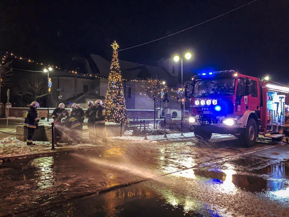 Strażacy wezwani do awarii hydrantu