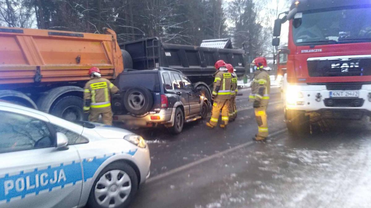 Uciekał przed zderzeniem z osobówką, wjechał w ciężarówkę (zdjęcia)