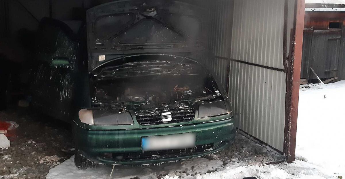 Poranny pożar samochodu (zdjęcia)