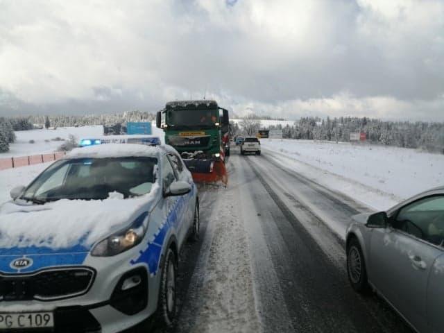 Apel o ostrożność i rozwagę na drogach podczas zimowej aury