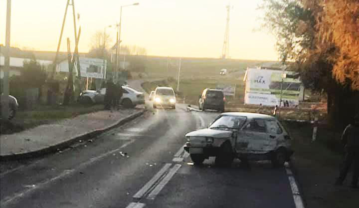Jabłonka. Stłuczka i uszkodzone słupy